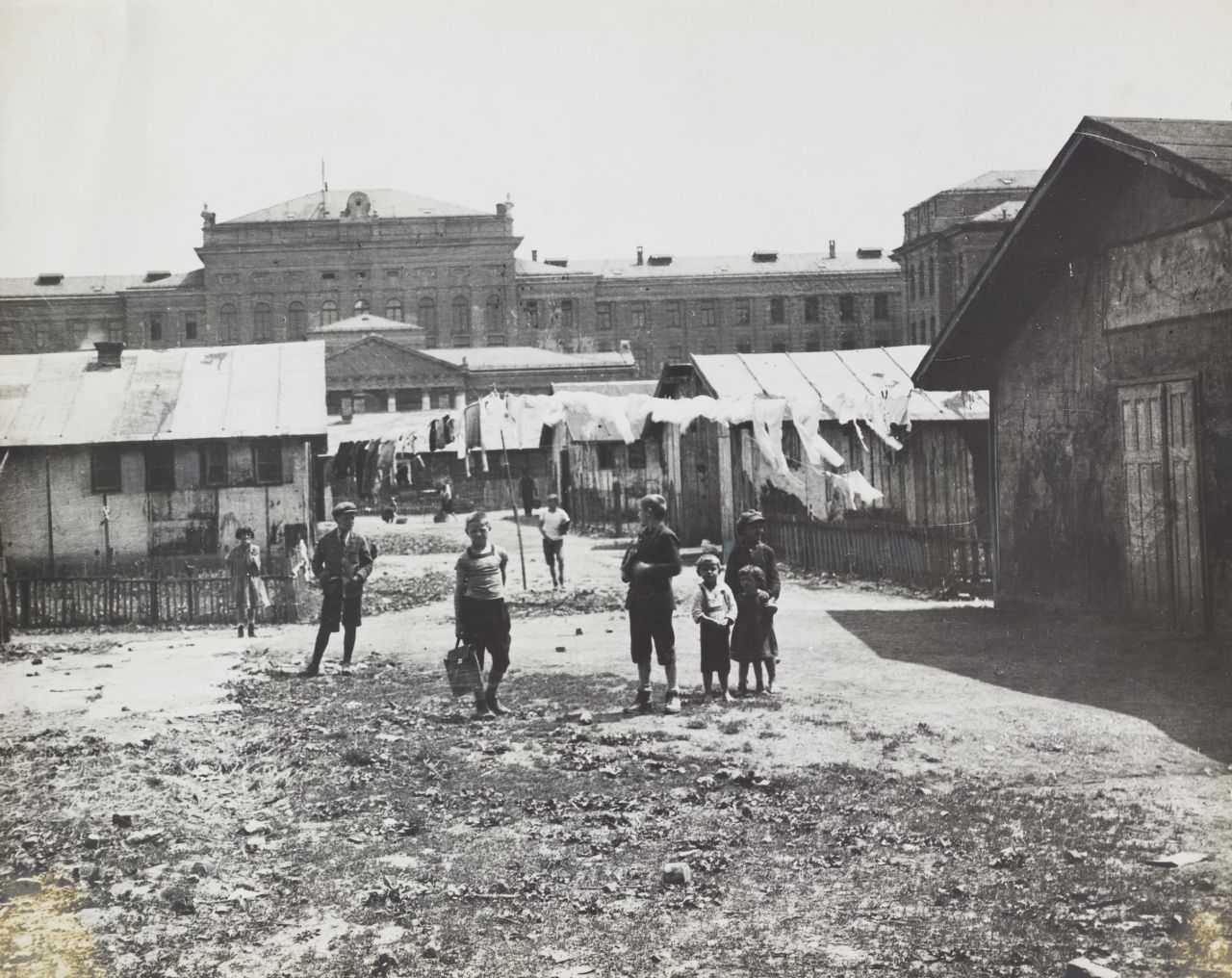 Stambena bijeda u Zagrebu 1924. godine. Barake na Ciglani (Zbirka Vladimira Ćepulića, HMMF-4711)